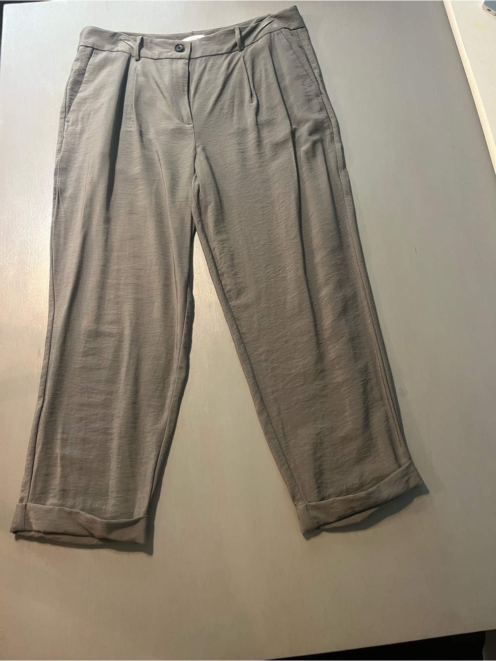 LOFT  Tapered Leg Womens Petite Pants
Product Overview. Size 14